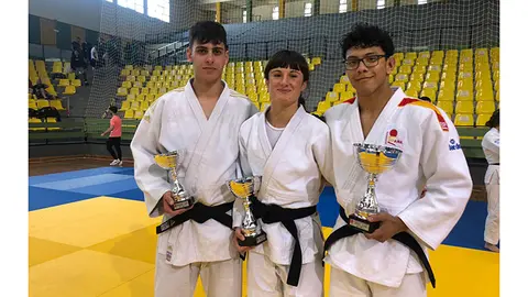 Los deportistas del judo Arteixo compitieron en la copa junior disputada en Ourense