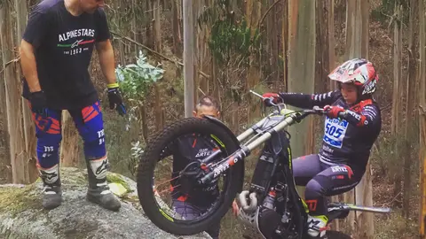 Marc Freixa dando instrucciones al piloto Mat&iacute;as Mosquera.