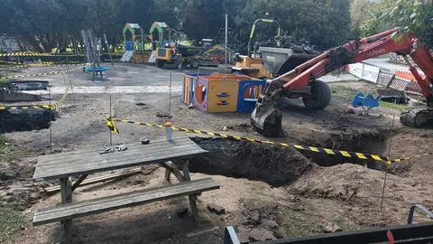 Obras de la estructura que cubrir&aacute; el parque del centro c&iacute;vico de Arteixo.