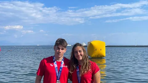 Paula Otero e Mateo Garc&iacute;a coa medalla de plata do Campionato de Europa.
