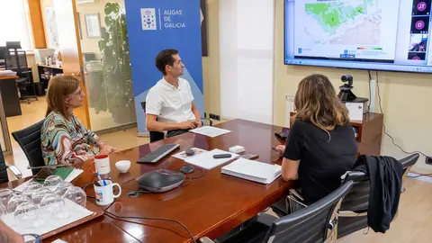 A directora de Augas de Galicia, Teresa Guti&eacute;rrez,  e o xerente da entidade, Gonzalo Mosqueira, na reuni&oacute;n da Oficina T&eacute;cnica da Seca.