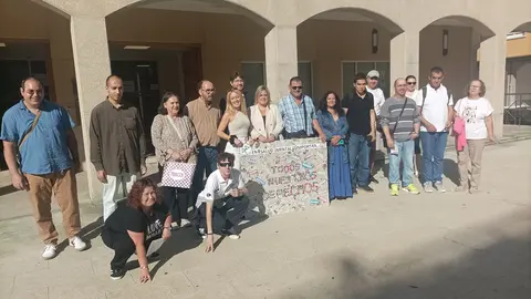 Usuarios de APEM leyeron un manifiesto delante de la Casa Consistorial