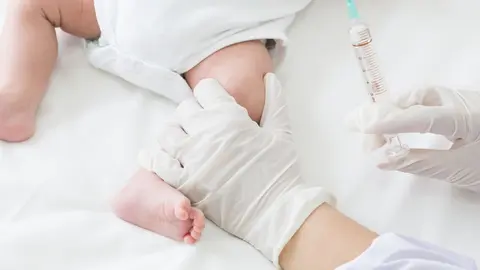 Vacinaci&oacute;n fronte &aacute; gripe a menores de entre 6 e 59 meses.