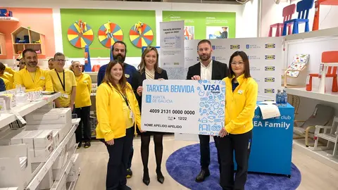 A conselleira de Pol&iacute;tica Social e Xuventude, Fabiola Garc&iacute;a, acompa&ntilde;ada do delegado territorial da Xunta na Coru&ntilde;a, Gonzalo Trenor, presenta as novas vantaxes da Tarxeta Benvida.