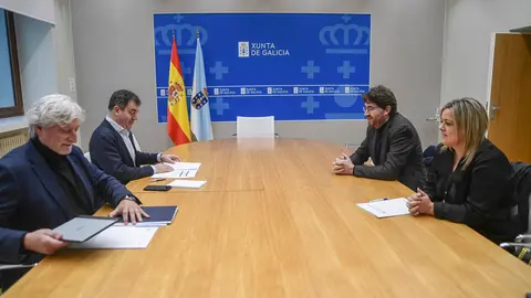 Reuni&oacute;n entre el ministro de educaci&oacute;n y el alcalde para analizar proyectos educativos.