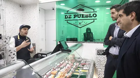 Fern&aacute;ndez Vila en la visita a la carnicer&iacute;a DePueblo, en Ourense.