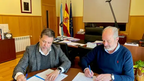 Firma del convenio de colaboraci&oacute;n del programa "Xantar na Casa" en As Somozas.