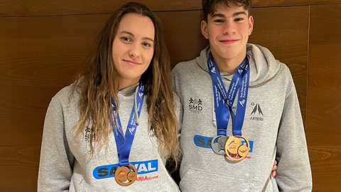 Paula Otero y Mateo Garc&iacute;a posando junto a las medallas conseguidas en el "Open" de Sabadell.