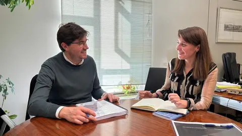 Sonia Hern&aacute;ndez, subdirectora general de Pol&iacute;ticas Urbanas del ministerio de Vivienda y Carlos Calvelo, alcalde de Arteixo.