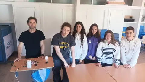 Alumnos del IES Manuel Murgu&iacute;a trabajando en el sat&eacute;lite de &oacute;rbita baja.
