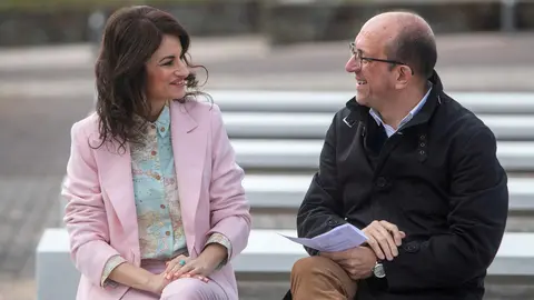 El director general de Cultura, Anxo M. Lorenzo, se re&uacute;ne con la coordinadora del Intercambio Po&eacute;tico Galicia-Irlanda, Yolanda Casta&ntilde;o.