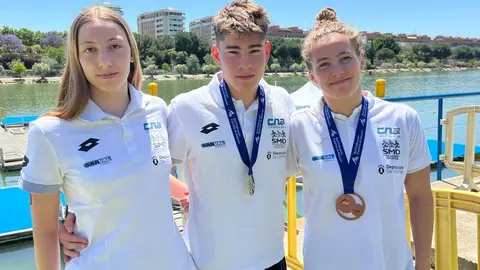 Paula Rodr&iacute;guez, Mateo Garc&iacute;a y Paula Otero con las medallas conseguidas.