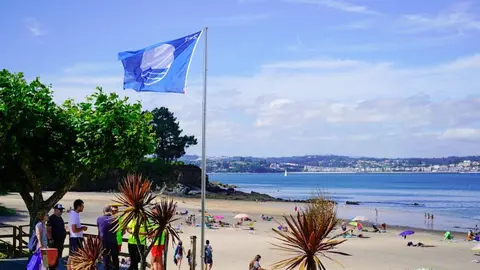 La Bandera Azul ondeando en la playa de Perbes.