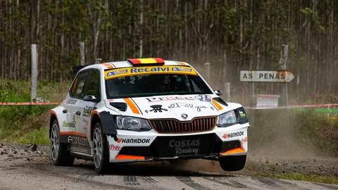 Luis Vilari&ntilde;o durante el Rallye Cidade de Nar&oacute;n a bordo de su Skoda Fabia R5.