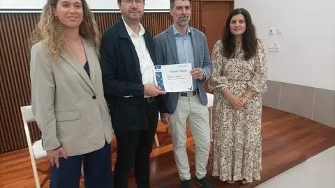El Alcalde con los ganadores del concurso de ideas para reformar la traves&iacute;a de Arteixo.