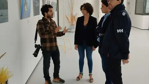 O bi&oacute;logo e fot&oacute;grafo Anxo Cao xunto ao alcalde de Arteixo no Museo Mar de Sorrizo.