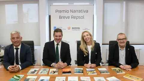 El conselleiro de Cultura, Lingua e Xuventude, Jos&eacute; L&oacute;pez Campos, acompa&ntilde;ado del Secretario General de la Lengua, Valent&iacute;n Garc&iacute;a, firma el convenio para el Premio Repsol de Narrativa Breve.