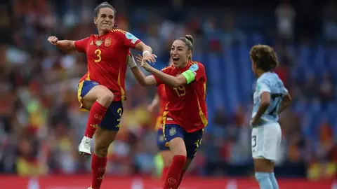 Teresa Abelleira junto a Olga Carmona celebrando su gol frente a B&eacute;lgica.
