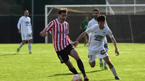Atl&eacute;tico Arteixo y Silva SD en un partido en Ponte dos Brozos.