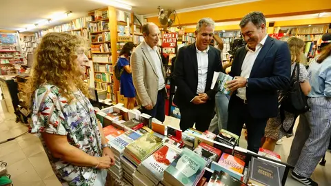 Visita del Conselleiro de Educaci&oacute;n, Rom&aacute;n Rodr&iacute;guez, a la Librer&iacute;a Escolma, en Pontevedra.