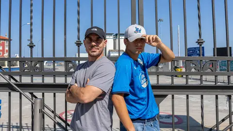 Los "Breakdancers" Anxo Barro e Ismael Borrallo en la puerta de acceso del muelle de bater&iacute;a de A Coru&ntilde;a.