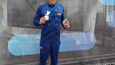 Mateo Garc&iacute;a con la medalla de bronce conseguida en Cerde&ntilde;a.