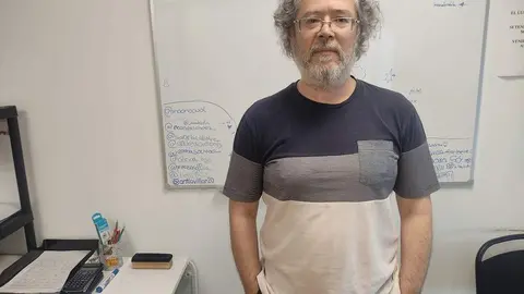 Profe ciencias-Academia Lidia-Diario de Arteixo