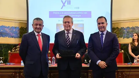 G&oacute;mez Caama&ntilde;o recibe el premio a la personalidad pol&iacute;tica m&aacute;s relevante en Oncolog&iacute;a.