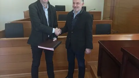 El Alcalde de Arteixo, Carlos Calvelo, y el director general de la Corporaci&oacute;n Hijos de Rivera, Francisco Ucha.