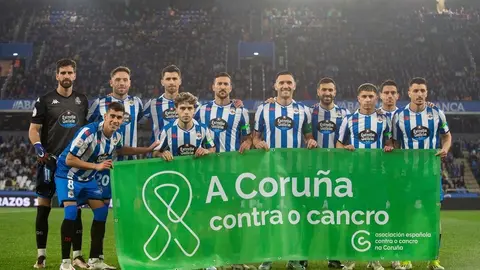 El RC Deportivo de La Coru&ntilde;a con los "Brazaletes de esperanza" en 2024.