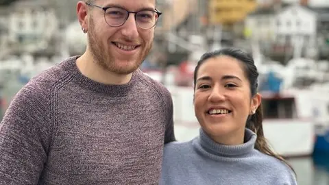 Roi y Micaela, dos de los tres profesionales de la tienda de p&aacute;del online