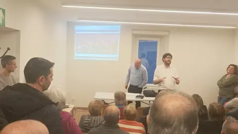 El alcalde de Arteixo, Carlos Calvelo, en la reuni&oacute;n con los afectados por la nueva senda de Barra&ntilde;&aacute;n.