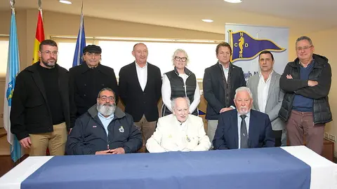 Ramiro Carregal Rey con representantes de n&aacute;uticas de la comarca.