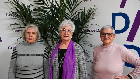 De izquierda a derecha: Carmen Ma&ntilde;ana, primera titular de la carter&iacute;a de Uxes; Maruja Iglesias, titular de Arteixo; y Pilar Iglesias. titular de la carter&iacute;a de Oseiro.