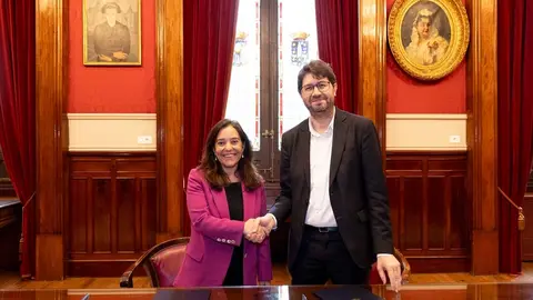 Carlos Calvelo e In&eacute;s Rey tras la firma del protocolo conjunto.