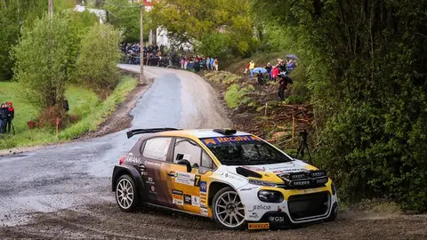 El Caama&ntilde;o Team durante el Rally de Noia.