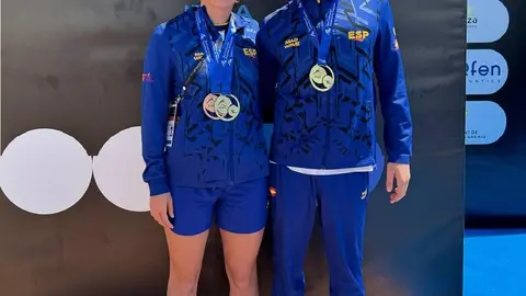Paula Otero Y Mateo Garc&iacute;a con las medallas conseguidas en Ibiza.