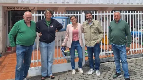 Los populares, Roberto Rodr&iacute;guez y Paula Mouzo con representantes de Mar de F&aacute;bula (foto: PP Galicia)