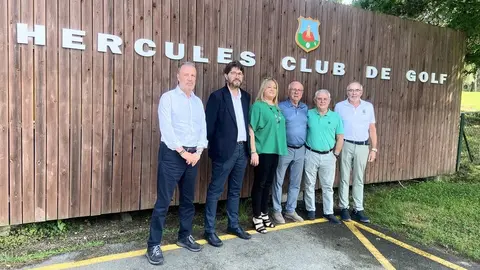 El alcalde y la concejala de Deportes de Arteixo junto a representantes del H&eacute;rcules club de golf
