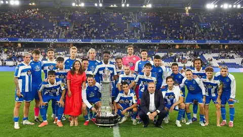 El D&eacute;por y el D&eacute;por ABANCA se con alzan el Trofeo Teresa Herrera 2025.