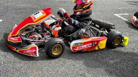 El j&oacute;ven  arteix&aacute;n, &Aacute;lex Fern&aacute;ndez L&oacute;pez, en la 1a carrera rookie del campeonato gallego de karting.