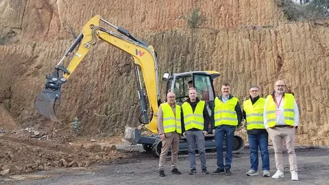 Sergio Banzo (en el centro de la foto), director de Operaciones de LoxamHune, con representantes de Wacker Neuson y de su empresa.