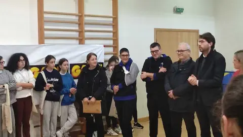 El alcalde de Arteixo, Carlos Calvelo, durante la presentaci&oacute;n del taller, junto con otros representantes municipales y los instructores.
