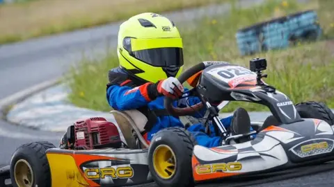 Asier Ferro Pi&ntilde;eiro subido a su kart Crg.