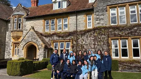 &oacute;venes futbolistas de Arteixo vive una experiencia formativa en Reino Unido.