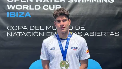 Mateo Garc&iacute;a, del Club Nataci&oacute;n Arteixo, medallista en Ibiza.