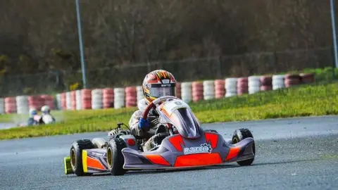 &Aacute;lex Fern&aacute;ndez domina en As Pontes y refuerza su liderato en el Campeonato Gallego de Karting.