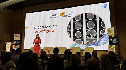 "Los adolescentes construyen su identidad bajo la presi&oacute;n de los likes, los filtros y la IA".
