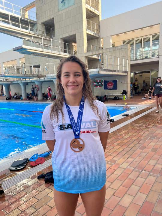 Paula Otero con la medalla conseguida en el Campeonato de España de natación.
