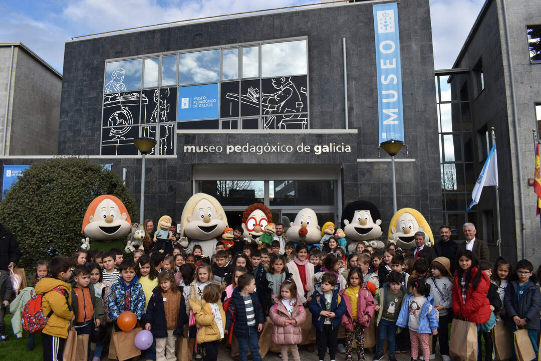 Niñas y niños que asistieron a la presentación de "Os Bolechas, Historia de Galicia".